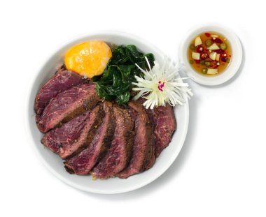 Baharatlı Biftek Az pişmiş Basil Karıştırılmış Pirinç Kasesi Yumurta ve Çıtır Fesleğen Kombine Tayland yemeği ve Japon gıda füzyon stili üst görünüm