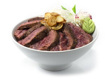 Biftek Biftek Pirinç Kasesi Donburi Orta Az pişmiş çıtır sarımsak ve wasabi Japon Gıda Tarzı