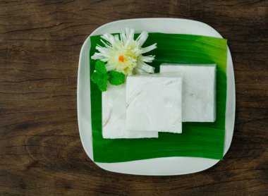 Hindistan cevizi sütü jölesi Woon-Kati Thai Tatlısı muz yaprağı ve soğan deseni şeklinde oyulmuş pırasa.