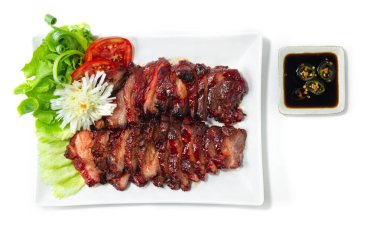 BBQ Rosto Hong Kong Kırmızı Domuz Stili (Char Siu) Lezzetli Çin Yemeği Black Sweet Soy Sosu ve hıyarlı sebzeler sunar.