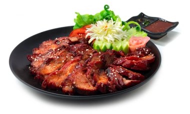 Barbekü Kızartma Hong Kong Kırmızı Domuz Stili (Char Siu) Susam Suyu ile süslenmiş lezzetli Çin Yemeği Black Sweet Soy Sosu ve salatalıklı sebze