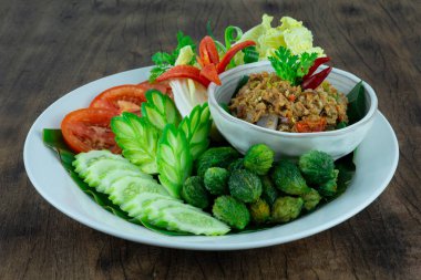 Izgara Catfish Chili Püresi Baharatlı Tayland Yemeği Salatalık, Chili ve Taze Sebze