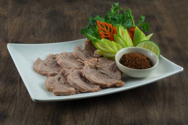 Buharda pişmiş Shank Bifteği Galangal Chili ezmesi (Nam-Prik-Kha) Tayland Yemeği Kuzey Lanna Tarzı