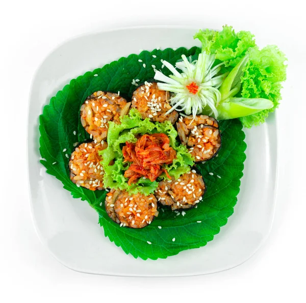 Gimbap Kimchi çiçek şekli de Kimbap olarak hecelenir. Kore yemekleri için mükemmel bir yemek. Ev yapımı, ısırık büyüklüğünde dilimler halinde servis edilir.