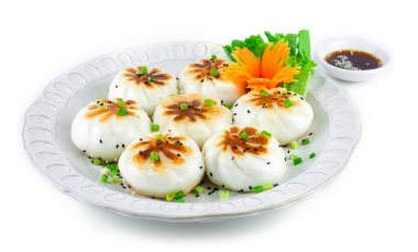 Kızarmış Pan Bun ya da Sheng Jian Bao içinde naneli domuz eti ve sebzeli gevrek üst ve Popüler Çin yemeği Shanghai Style oyma havuç ve sebze manzarası