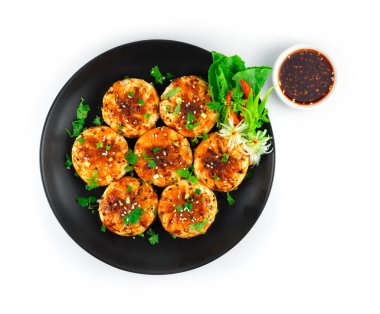 Kızarmış Pan Bun ya da Sheng Jian Bao baharatlı kırmızı biber yağı soslu ve nane aromalı Fluffy Çıtır çıtır üstü ve Çin Halk Yemeği Shanghai Stili oyma havuç sebzesi
