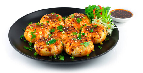 Жареная булочка на пару или Шэн Цзянь Бао с острым красным соусом чили с мясной свининой и овощной пушистой хрустящей крышкой и нижней популярной едой на улице китайский Шанхайский стиль украшают резную морковь и вегетарианскую