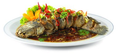 Soya soslu kızarmış balık. Kızarmış yılan başlı balık. Çin Gıda Füzyon Tarzı.