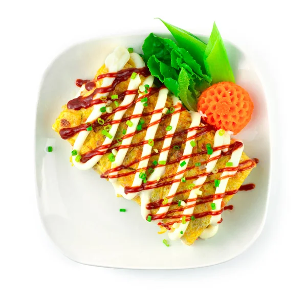 韩国蛋卷 Gyeran Mari 填充奶酪韩国食品融合盘装饰胡萝卜花形花冠 — 图库照片