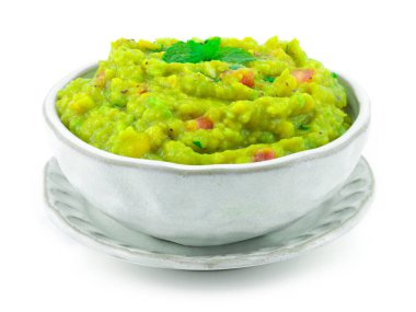Avokado Guacamole, limon suyu, tuz, soğan ve biber tarifi. Pürüzsüz ve kremalı. Patates kızartması ile birlikte batırılmış. Ya da diğer yemeklerin tadını arttırmak için bir malzeme olarak sunulmuş.