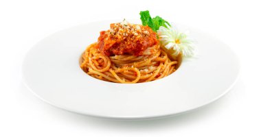 Spagetti Baharatlı Domates Sosu Parmesan peyniri İtalyan Tabağı Füzyon stili soğan ve sebzelerle süslenmiş.