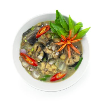 Hindistancevizli ve mayalanmış balıklı beyaz körili yayın balığı. Tayland yemeği sütü. Üstüne biber ve sebze oyma stili.