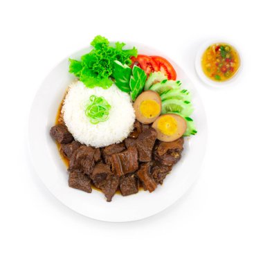 Pirinç ve yumurta tarifli haşlanmış sığır güveci acılı balık sosu, sebze oyma, Tayland usulü üst manzara.