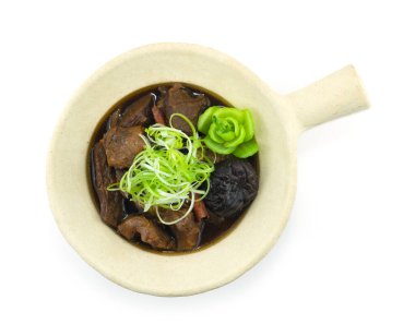 Çin usulü ağır ateşte pişmiş biftek ve mantarlar.