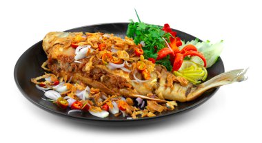 Kızarmış Balık Ekşi Tadı Çıtır Shallot, Chili ve limonlu Tayland Yemeği Yerel Tabak Tarzı oyma Chili ve sebzeler