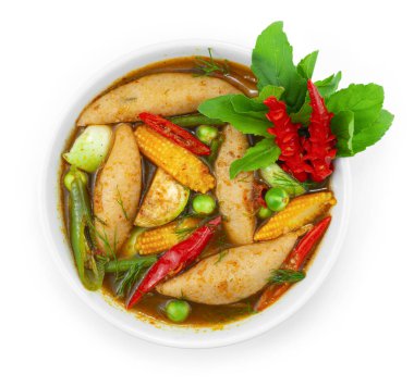 Baharatlı Balık Topları Kırmızı Köri Bahar Çorbası Herbs Thai Foodc Yerel Tarzı Kırmızı biber ve sebzelerle süslenir