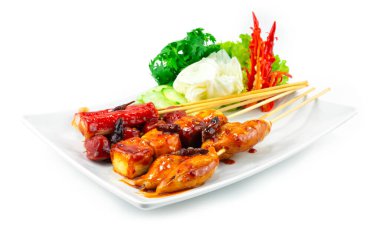 Kızarmış Biberli Karışık Köfteler, Kızarmış Chili Baharatlı Soslu Tayland Yemeği Popüler dekorasyon Sebzeleri ve oyulmuş acı biber.