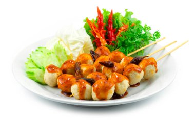 Kızarmış domuz köftesi ve patates kızartması. Baharatlı sos, Tayland sokak yemeği. Popüler dekorasyon sebzeleri ve oyulmuş kırmızı biber.