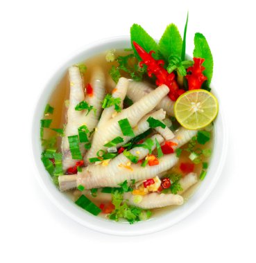 Tavuk Ayakları Baharatlı Çorba Ekşi Tay yemeği tarzı dekorasyon oyulmuş acı biber ve sebze üst görünümü