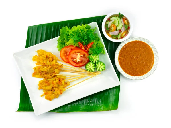 烘焙机的猪肉或烤猪肉用于蘸辣椒花生酱 甜和酱油泰国菜装饰和蔬菜切面 — 图库照片