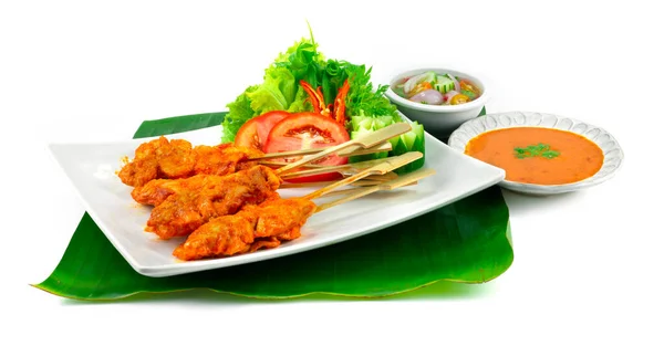 Spicy Chicken Satay Atau Spicy Grilled Chicken Skewers Menyajikan Saus — Stok Foto