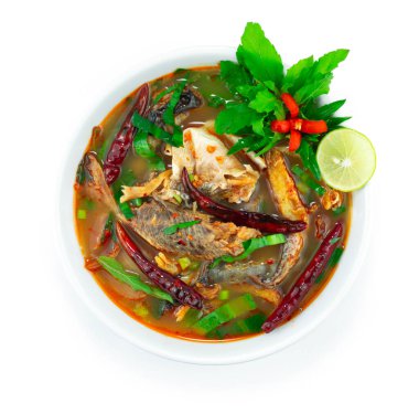 Baharatlı Füme Balık Çorbası Ekşi ve Baharatlar Tayland yemeği dekorasyonu oyulmuş sebzeler üst tarafta