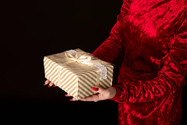 Un'immagine delle mani di una ragazza che tiene un regalo — Foto Stock