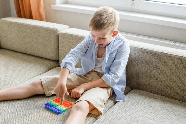 Το αγόρι που παίζει με τον Ποπ. Ευέλικτο παιχνίδι αφής με αντι-στρες push bubble, χρήσιμο για την ανάπτυξη babys. — Φωτογραφία Αρχείου