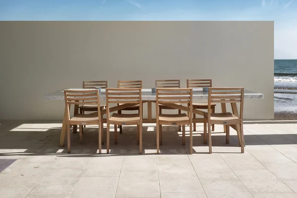 Ambiente externo do mar com mesa e cadeiras — Fotografia de Stock