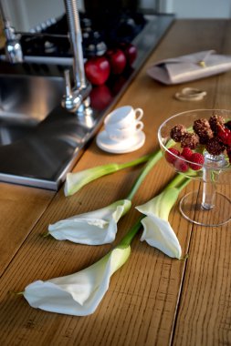 Calle çiçek ahşap zemin üzerinde