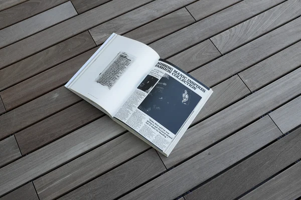 Buch auf Holzboden — Stockfoto