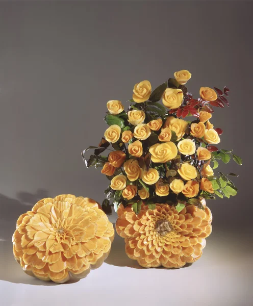 Квіткова композиція з гарбузом — стокове фото