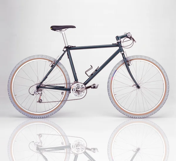 Bicicleta de corrida em um fundo branco — Fotografia de Stock