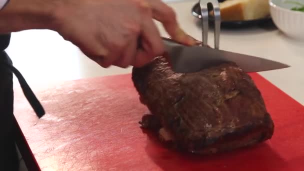 Meat cutting roast beef — Stock Video