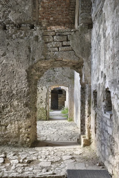 Dentro das ruínas de um castelo — Fotografia de Stock