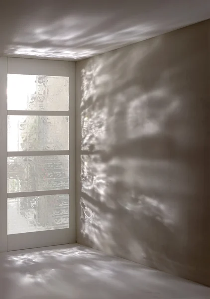 Среда с окнами, которые впускают свет — стоковое фото