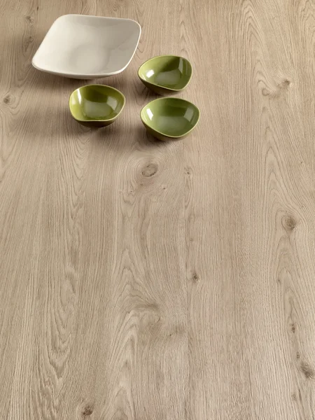 Asse di legno con ceramica — Foto Stock
