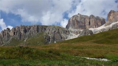 bulutlu gökyüzü ile dağ manzarası