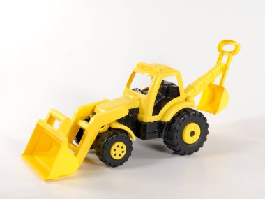 Beyaz arkaplanda buldozer oyuncağı