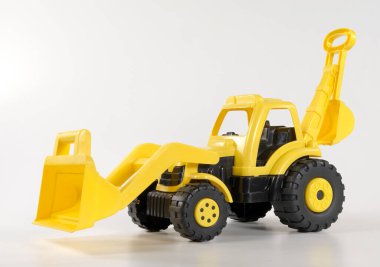 Beyaz arkaplanda buldozer oyuncağı