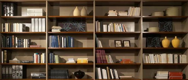 Önden görünen bir kitaplığın dokusu