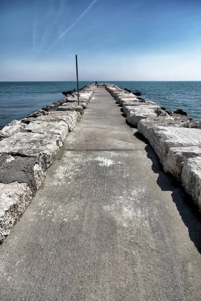 Beton Iskeleli Kayalıklı Deniz Manzarası — Stok fotoğraf