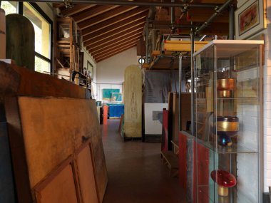 Bir ressamın stüdyosunun içinde.