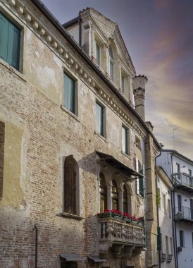 Treviso, İtalya 'da tarihi bir binanın tuğla cephesi 