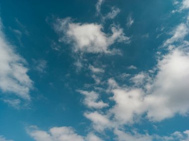 Beyaz bulutlu mavi gökyüzünün dokusu 