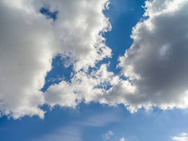 Beyaz bulutlu mavi gökyüzünün dokusu