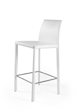 Beyaz arka planda deri ve çelik tabure. 