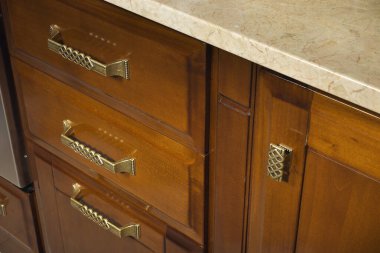 Mutfak mobilyalarının detaylarını düzenler 