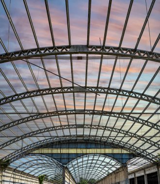 Terk edilmiş eski bir sanayi binasının iç mimarisi. 