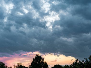 Gri ve koyu bulutlu mavi gökyüzünün dokusu 